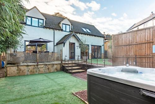 Enstone Casa | Cotswold holiday let with hot tub - The Old Garage