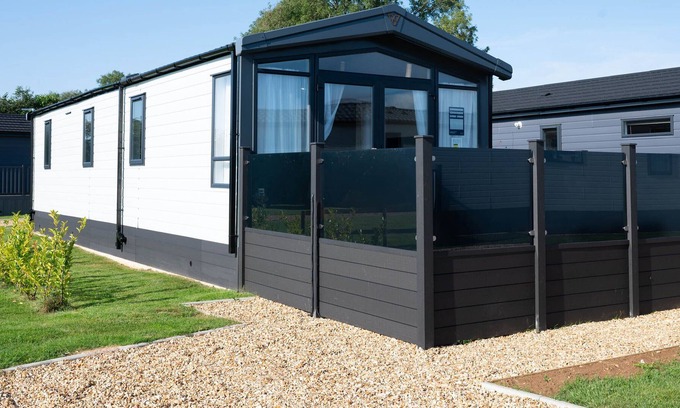 Chipping Norton Cabina | COTSWOLD LODGE, family friendly, with hot tub in Chipping Norton