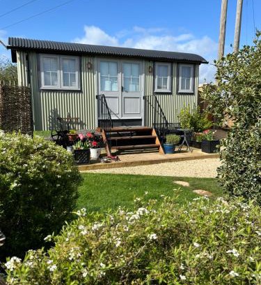 Pershore Otro | Cotswold Shepherd hut Hot Tub sauna Dog friendly