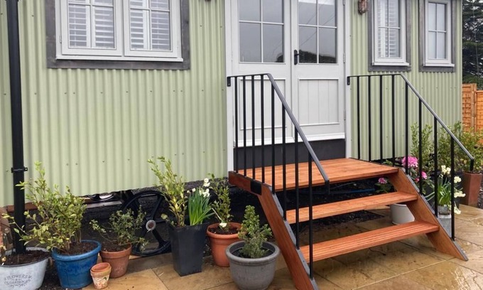 Pershore Cabina | Cotswold Shepherdhut Retreat . Hot Tub , Sauna. Pet friendly