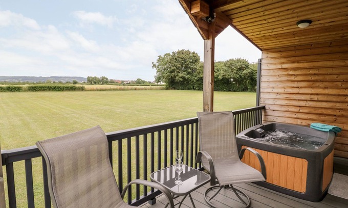 Bretforton Cabaña | COTSWOLD VIEW 1, romantic, character holiday cottage in Honeybourne