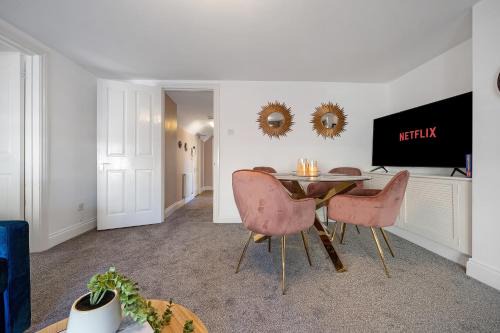 Cirencester Apartamento | Cotswolds- 2 bed flat in 18th Century building, town centre with Smart TV - Esho Stays