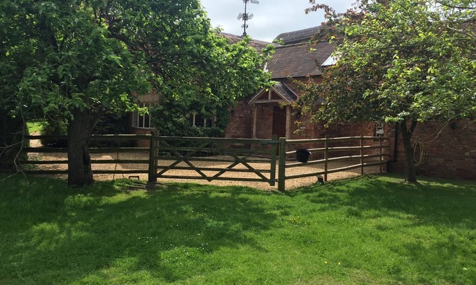 Wimpstone Cabaña | Cotswolds heaven, feed the alpacas and relax in luxury cottage with hot tub