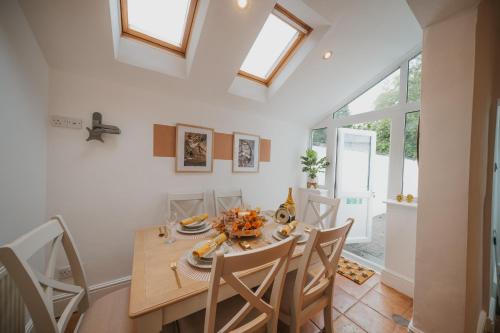 Cirencester Casa | Cotswolds- Homely 2 bed house with garden, WiFi - Esho Stays