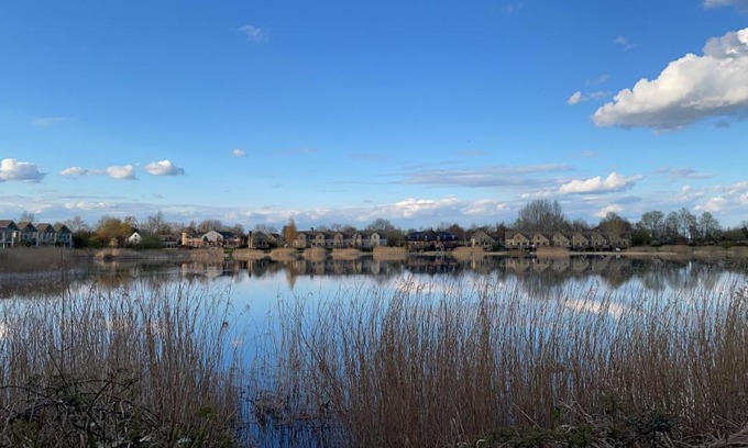 Cirencester Casa | Cotswolds Lakehouse, with hot tub & spa access, Lower Mill Estate
