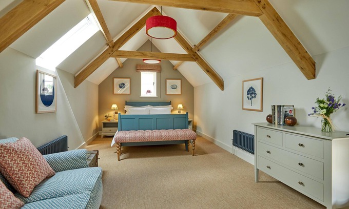 Ampney Crucis Casa | Cotswolds One Bedroom Barn Conversion near Bibury with private garden & terrace