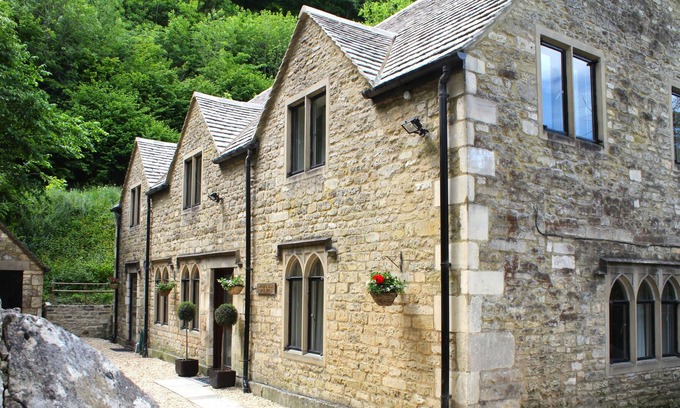 Chalford Cabina | Cotswolds Valleys Accommodation - Springfield Coach House - Exclusive use character four bedroom holiday cottage