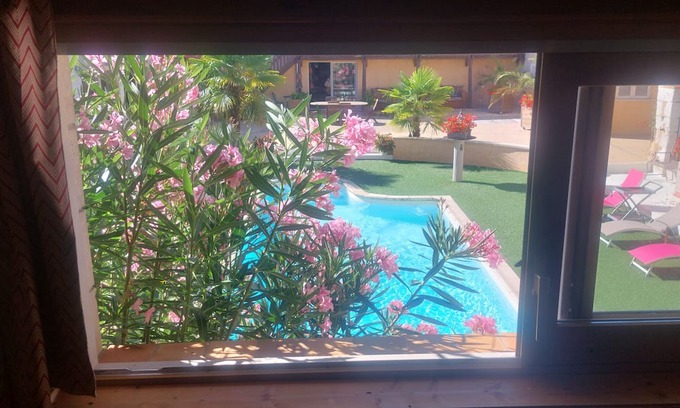 Saint-Sulpice-de-Roumagnac Casa | Cottage "L'Atelier" with Shared Pool, Private Terrace, and Wi-Fi