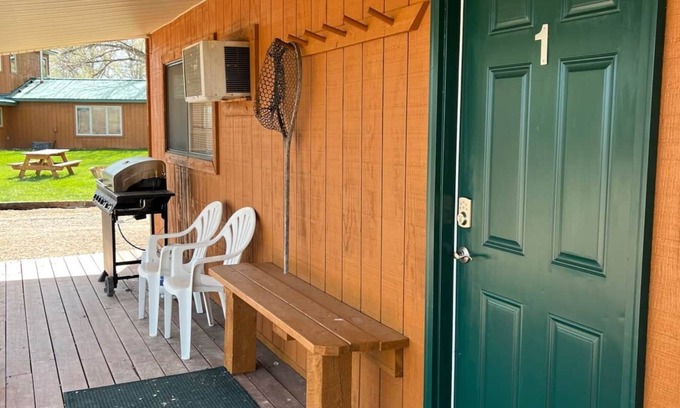 Big Horn County Casa | Cottage #1 at Three Mile