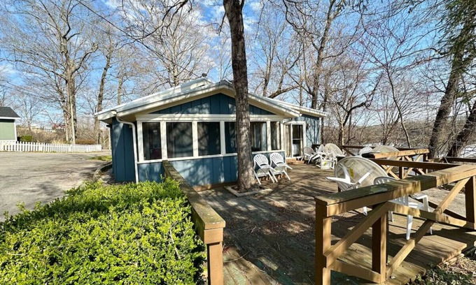 Nancy Cabina | Cottage 1- Lee’s Ford Marina