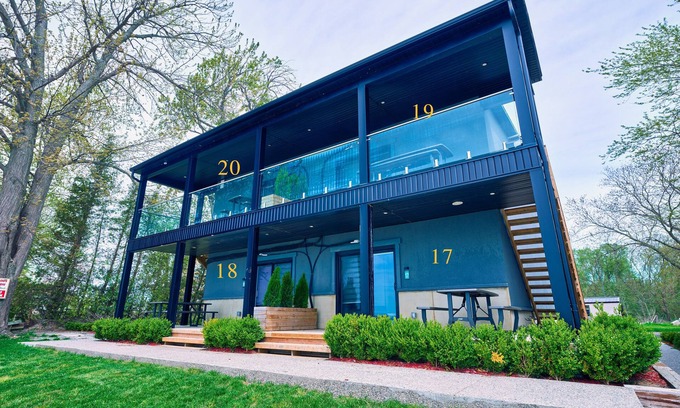 Wainfleet Cabaña | Cottage 17: Lower-Level Beachfront Unit in 4-Plex