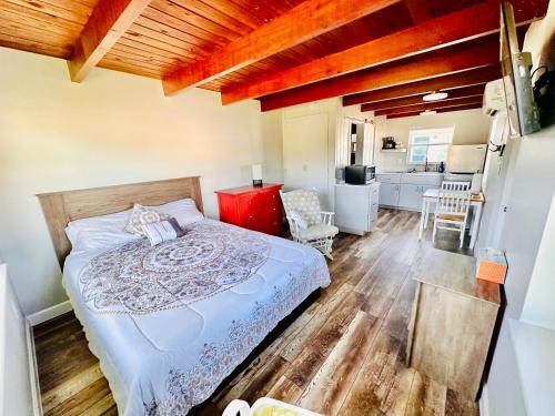 Tavares Casa | Cottage 33, Pineapple Place - Dora Canal Court - a downtown, waterfront community