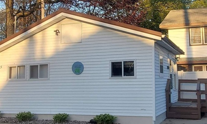 Shawano Cabaña | Cottage #5 on Shawano Lake has everything you need. Nice 1 bedroom cottage completely furnished