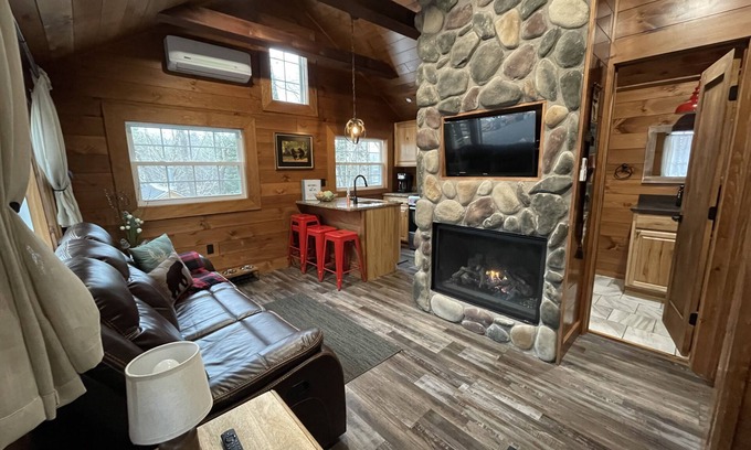 Old Forge Cabaña | Cottage “6th Lake" 2 Bedroom Cottage at The Lakes Old Forge