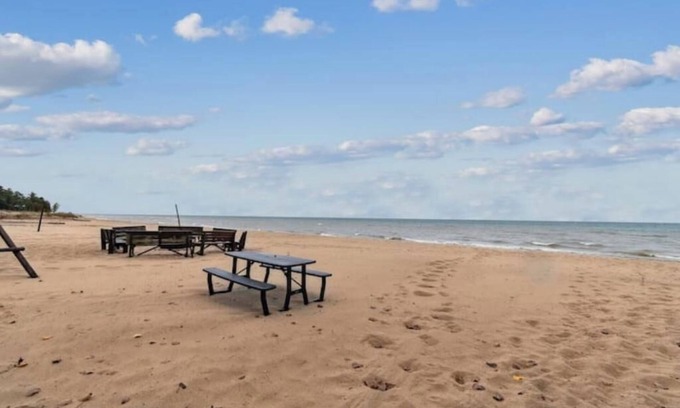 Northeastern Michigan Cabina | Cottage #9: 3BR/2BA Relaxing Lakeside Retreat!nn
