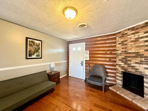 Nancy Casa | Cottage 9-Lees Ford Marina