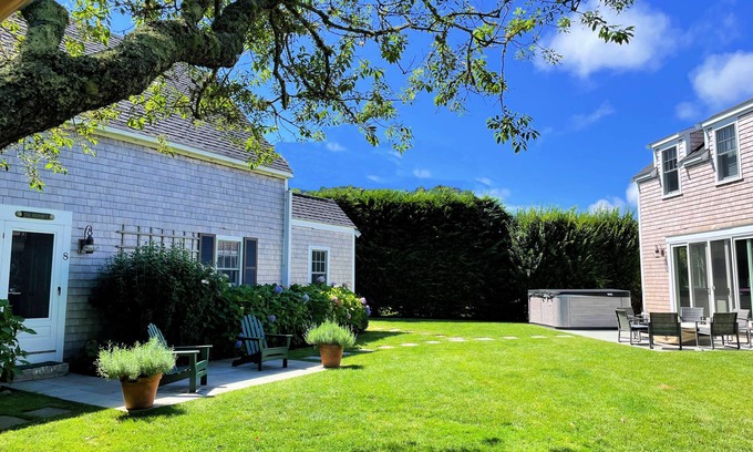 West of Town Casa | Classic Nantucket Cottage, cerca de la ciudad y las playas