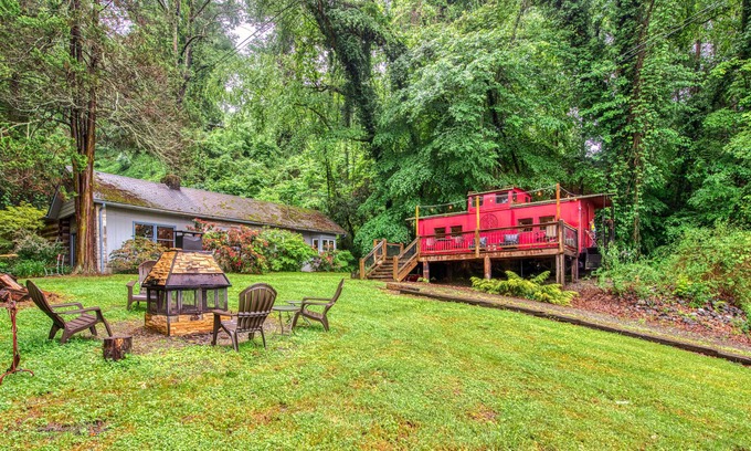 Bryson City Cabaña | Cottage and studio with WiFi, central AC, a firepit, grill - close to everything