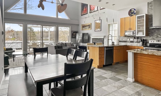 Newtown Casa | Cottage at Sunny Day- Lakeside, views, kayak, dock