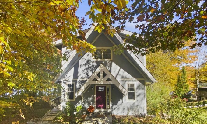 Newtown Casa | Cottage at Sunny Day