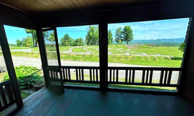 Bethlehem Casa | Cottage at Yankee Magazine "Best of New England" w/ trails, gorgeous views, AC, Dog Friendly!