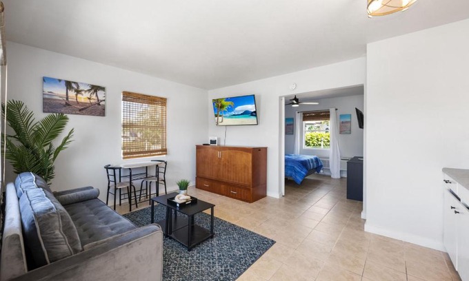 Biggar Casa | Cottage Bungalow Near Beach! King Bed with Pool & BBQ