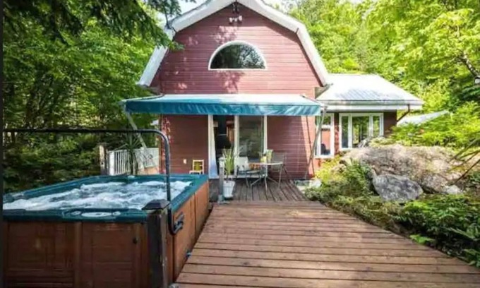 Amherst Cabaña | Cottage by River Falls with Hot Tub & Sauna