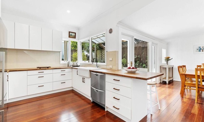 South Fremantle Casa | Cottage by the Beach - Close to South Terrace, Walk to Madalenas