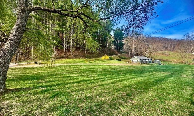Burnsville Cabaña | Cottage by the Creek, Fire Pit, Grill, 3 Mins to Town, WiFi, Pets Welcome!