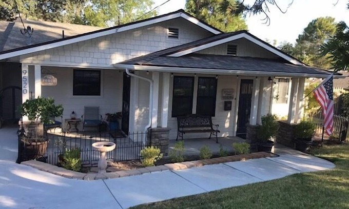 Atascadero Casa | Cottage by the Lake-Cute & Cozy!