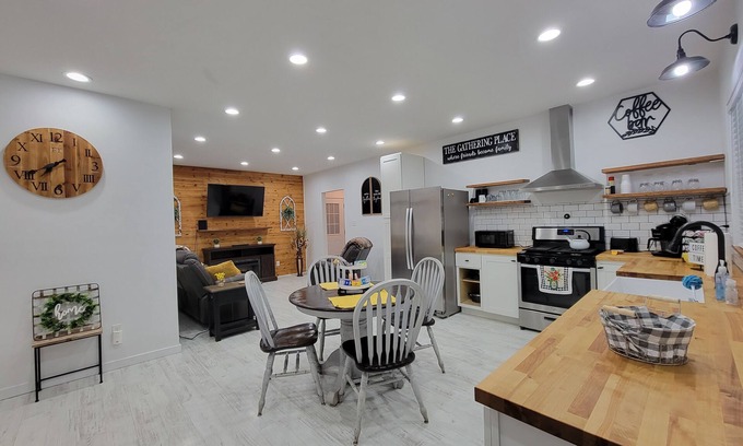 Casey Cabaña | Cottage By The Park Home of The Big Things