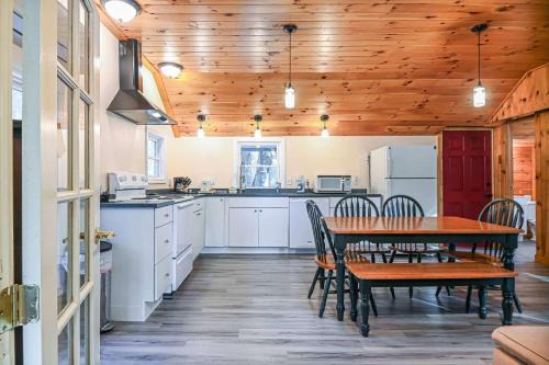 South Sanford Casa | Cottage by the Pond The Perfect Cozy Escape
