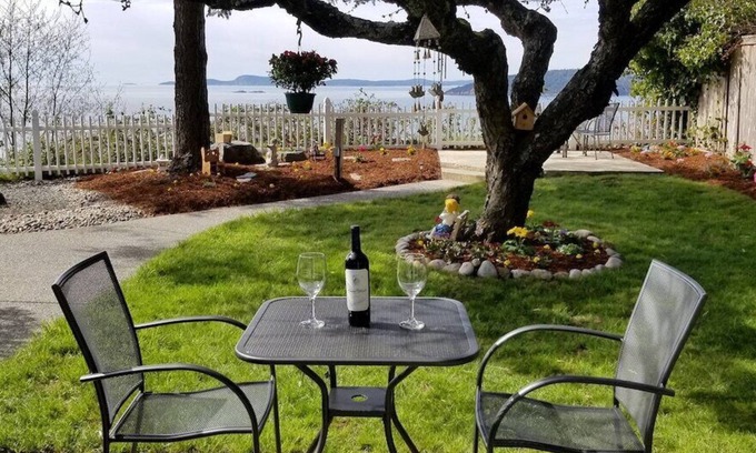 Anacortes Cabaña | Cottage by the Sea - Cliffside Island Views, Playas, Lagos