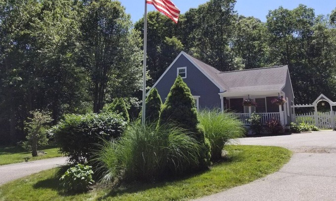 Waterford Cabaña | Cottage · Classic CT Cottage w/ Trail by Harkness Park/Ocean