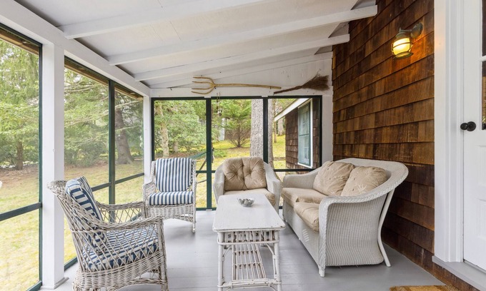 Barnes Landing Cabaña | Cottage classic near bay beach