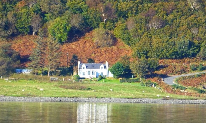 Isle of Scalpay Cabaña | Casa rural cerca de la orilla del mar con vistas al mar ya la montaña, a 13 km de Portree.