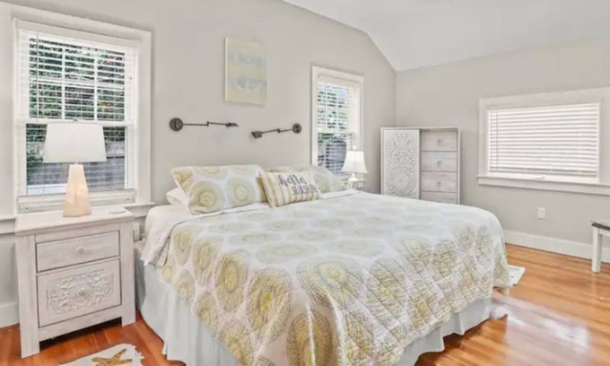 North Chatham Casa | Cottage close to beach and town