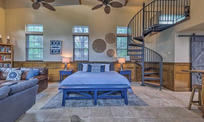 Fredericksburg Cabaña | Cottage Creek Retreat l Hot Tub, Pet Friendly Yard, & 1.2 Acres Near Main St
