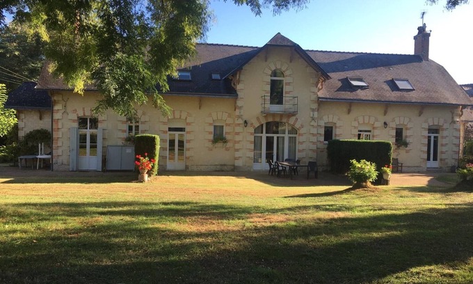 Jarze Cabaña | Cottage (Ecurie sleeps 6) in the grounds of a magnificent Chateau