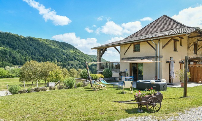 Saint-Bueil Cabaña | Casita de campo 'Entre Lacs Et Montagne' con vistas a la montaña, Wi-Fi y aire acondicionado