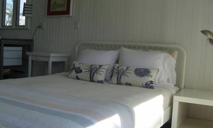 Falmouth Cabaña | Cottage facing fresh water pond