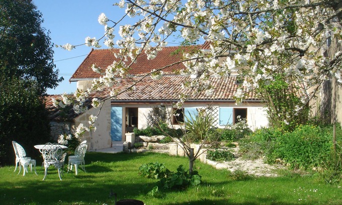 Saint-Fort-sur-Gironde Cabaña | Casa rural *** 4 personas con jardín privado en el pueblo del estuario de Saintongeais a 5 km