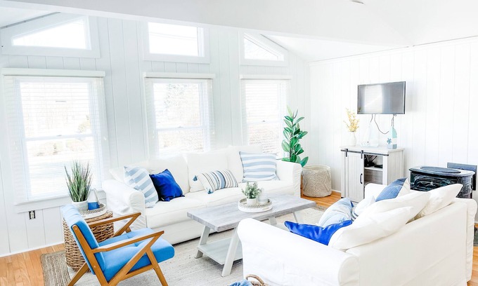 Ogunquit Cabaña | Cottage Getaway - Walk to Beach & Downtown Sleep 7