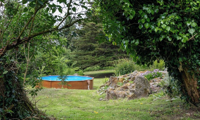 Plounerin Casa | Casita de campo 'Gîte Le Cornouaille - 8 Personnes' con piscina compartida, jardín y Wi-Fi
