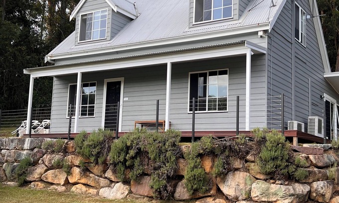 Macmasters Beach Cabaña | Cottage Hill Creek: guest house near beach & bush