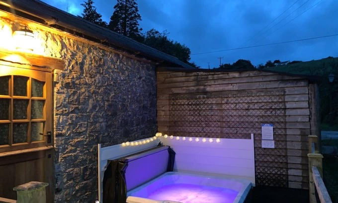 Llancarfan Cabaña | Cottage + Hot Tub, afueras de Cardiff / Cowbridge, impresionante ubicación rural