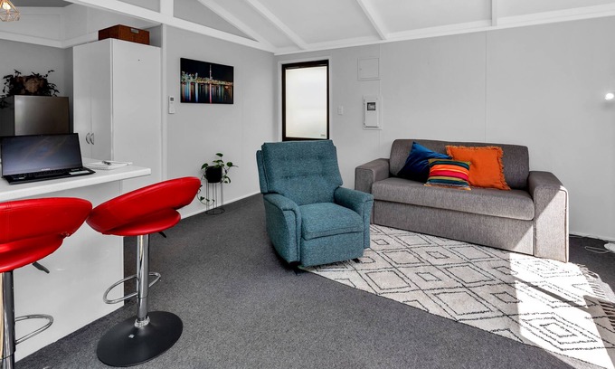 Kensington Cabaña | Cottage in garden setting - close to walking tracks and food outlets.