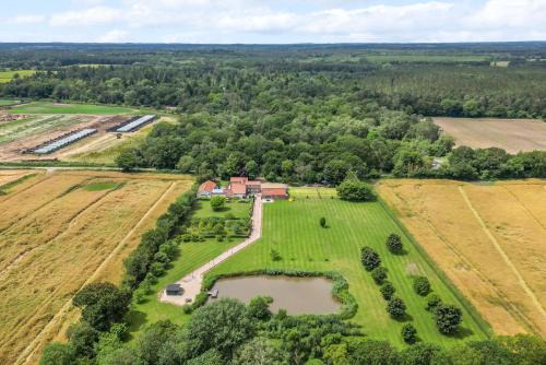Thetford Casa | Cottage In Norfolk Sleeps 23 - Private Pool, Fishing Lake, Hot Tub Ref 99008Sc