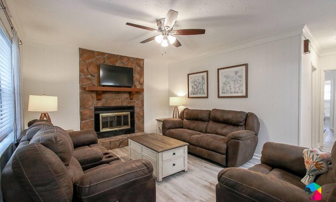 Richmond Hill Casa | Cottage in Richmond Hill, Pet Friendly w/ King Bed
