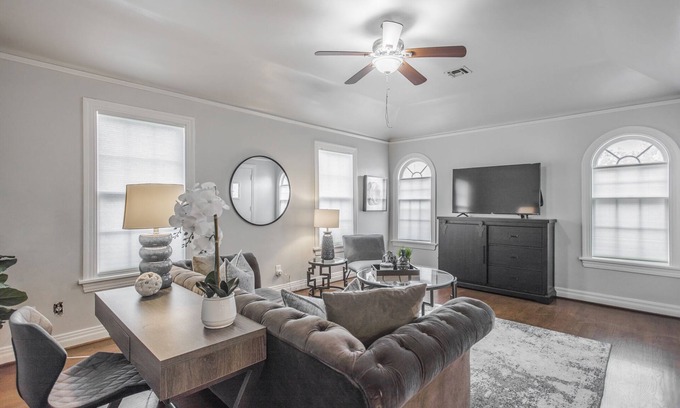 Crestwood Casa | Cottage In The City